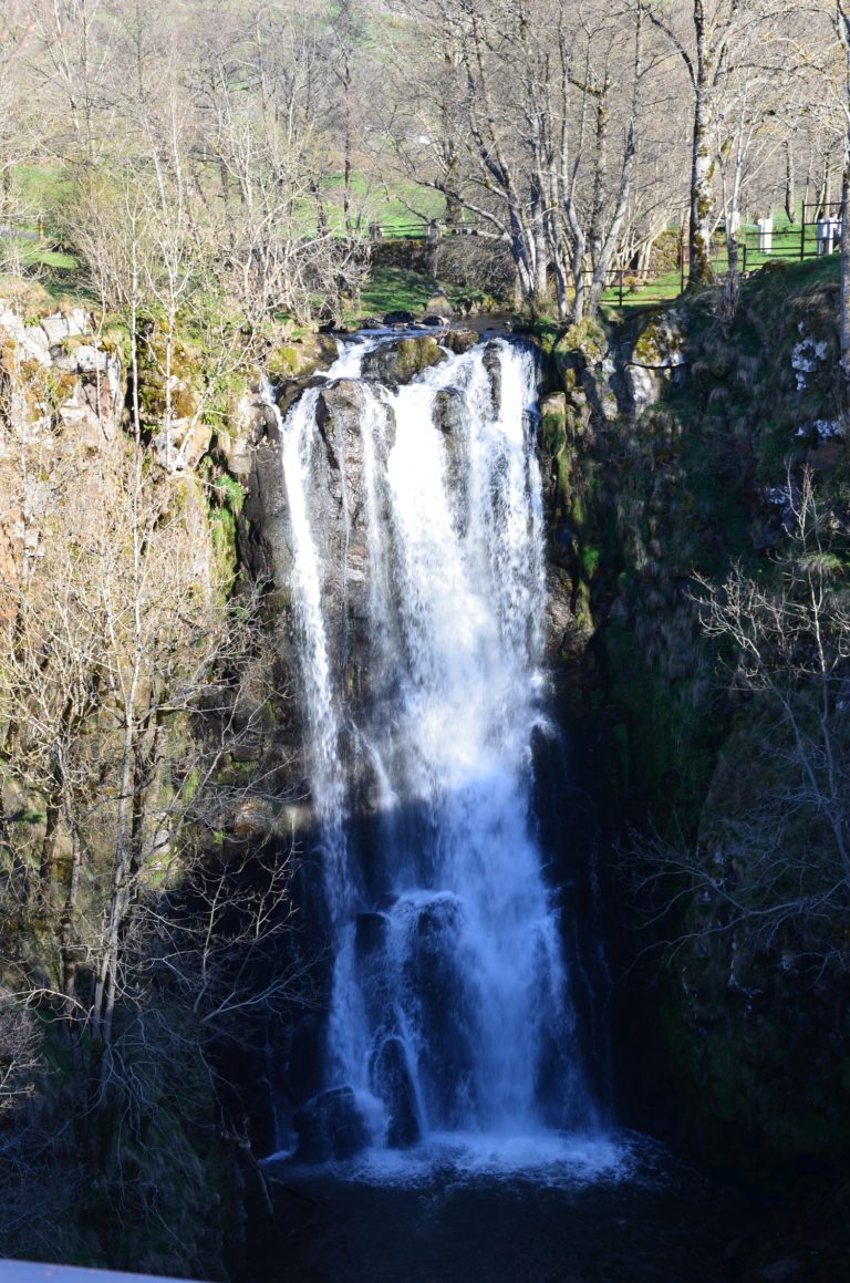 Eine Reise durch die sagenhaften Monts du Cantal, Übernachtung am Wasserfall und französischer Flair in Murat